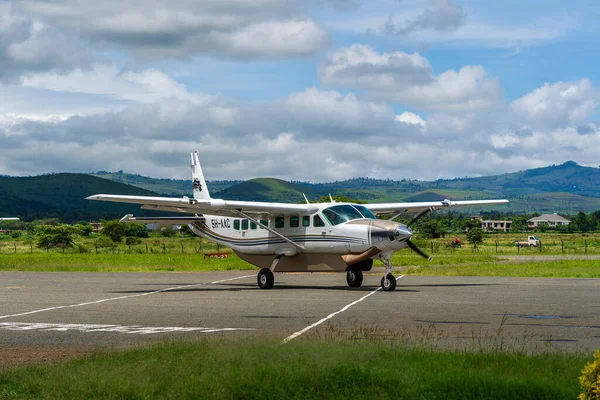 Arusha Tansania Dezember 2019 Kleines Propellerflugzeug Vor Dem Start Auf — Stockfoto