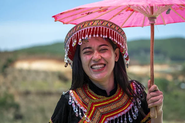 Dalat Vietnam Március 2020 Charming Lány Vietnami Ruhát Természet Közelében — Stock Fotó