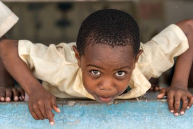 Zanzibar, Tanzanya - 15 Ocak 2020: Zanzibar, Tanzanya, Doğu Afrika 'daki dersten sonra yerel bir okulda kimliği belirsiz Afrikalı çocuklar