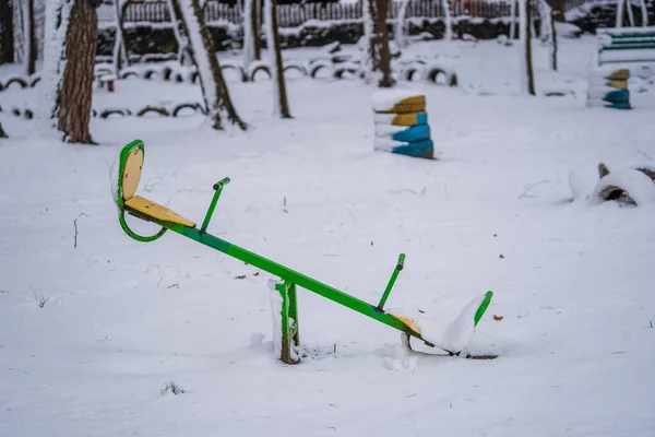 Babyschaukeln Auf Einem Schneebedeckten Spielplatz Einem Wintertag Stadtpark Ukraine — Stockfoto