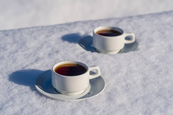 Blanco Dos Taza Café Caliente Sobre Una Cama Nieve Fondo — Foto de Stock