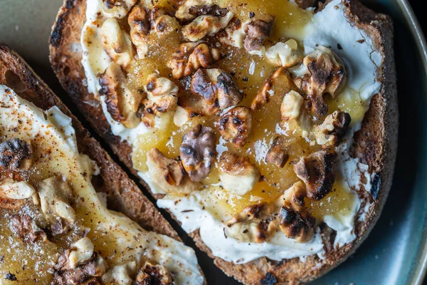 Twee Broodjes Toast Met Roomkaas Geroosterde Walnoten Honing Peper Zout — Stockfoto