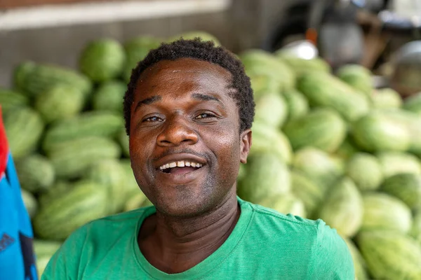 Zanzibar Tanzania Dicembre 2019 Uomo Africano Vende Angurie Mercato Locale — Foto Stock