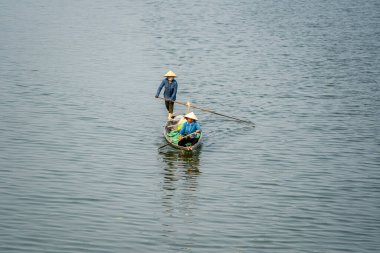 Hue, Vietnam - 12 Mart 2020: Hue şehrinde, Vietnam 'da iki Vietnamlı kadın kürek çekiyor.