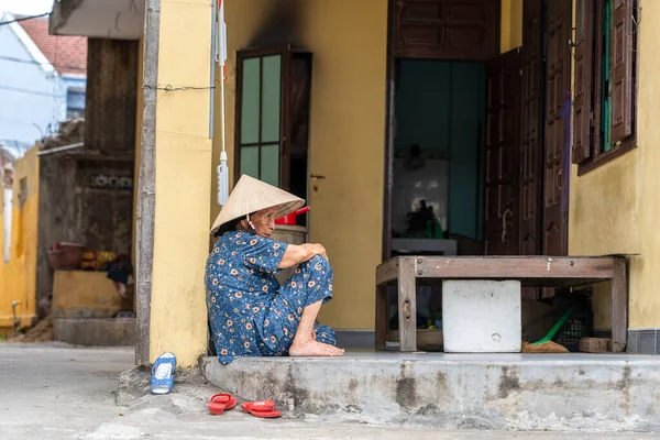 Hoi Vietnã Março 2020 Mulher Vietnamita Velha Com Chapéu Palha — Fotografia de Stock