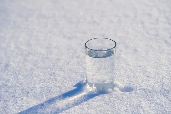 Szkło Wodą Białym Śniegu Zimie Zbliżenie — Zdjęcie stockowe