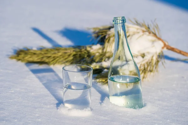 Glasflasche Und Glas Wasser Auf Weißem Schnee Winter Nahaufnahme — Stockfoto
