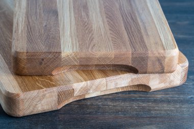 Ahşap masa arkasında iki tahta kesme tahtası, kapatın.