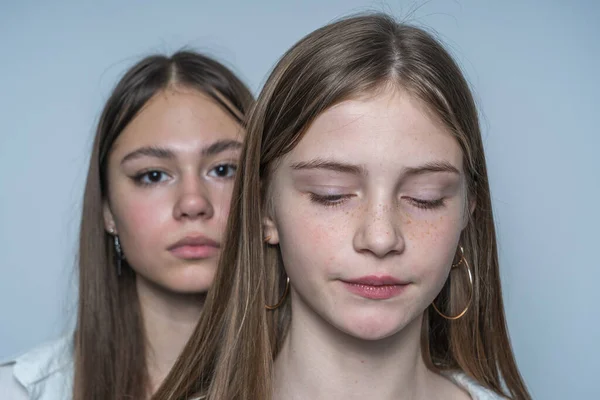 Retrato Duas Meninas Encantadoras Dentro Casa Perto — Fotografia de Stock