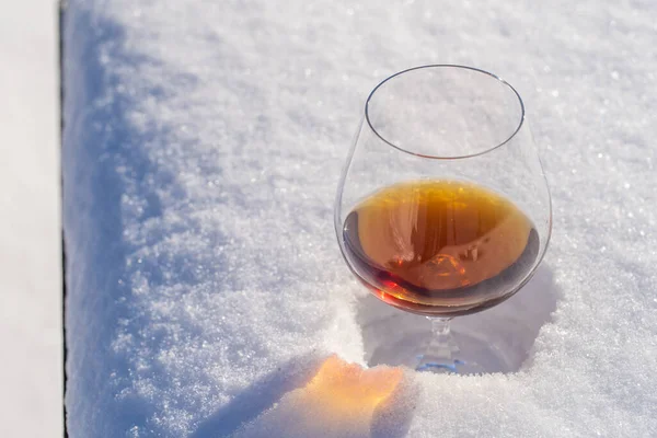 Glas Cognac Auf Einem Bett Aus Schnee Und Weißem Hintergrund — Stockfoto