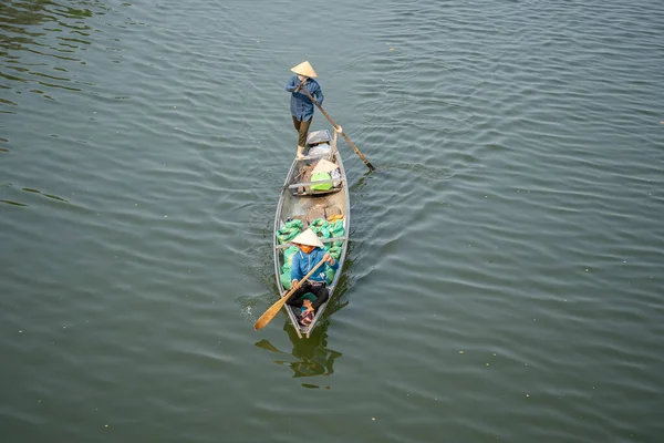 ベトナムのフエ 2020年3月12日 ベトナムのフエ市の川で2人のベトナム人女性が木製のボートを漕いでいる — ストック写真