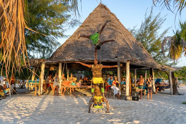 Zanzíbar Tanzania Diciembre 2019 Gimnastas Africanos Realizan Frente Turistas Una —  Fotos de Stock