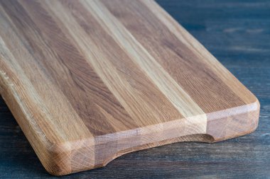 Tahta kesme tahtası ahşap masa arka planında, kapat