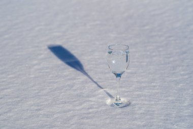 Kışın beyaz kar üzerinde bir bardak votka, yakın mesafede, Ukrayna