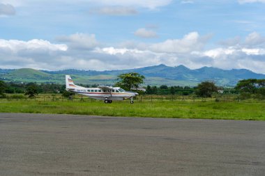 Arusha, Tanzanya - 28 Aralık 2019: Arusha havaalanından önce küçük pervaneli uçak, Tanzanya, Doğu Afrika