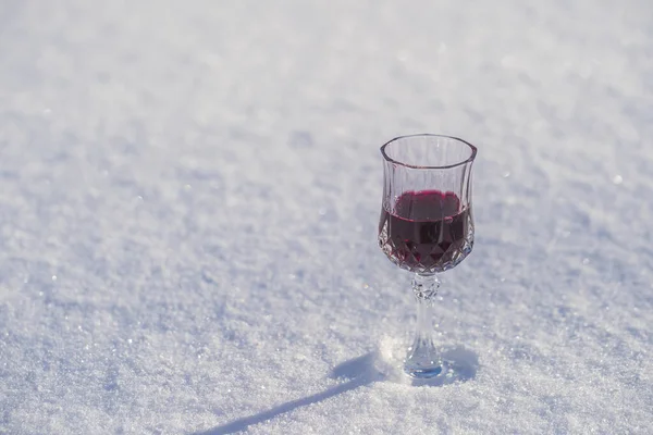 Hausgemachte Tinktur Aus Roter Kirsche Einem Weinkristallglas Auf Schneeweißem Hintergrund — Stockfoto