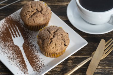 Tatlı vişneli kek ve beyaz kupa, ahşap zemin üzerinde çay, yakın çekim