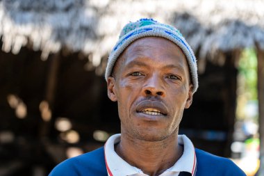 Zanzibar, Tanzanya - 14 Ocak 2020: Doğu Afrika, Tanzanya 'daki Zanzibar adasının yakınındaki sokakta yaşayan Afrikalı adam