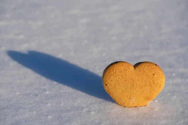 Herzförmiges Weihnachtsgebäck Auf Weißem Schnee Winter Nahaufnahme — Stockfoto