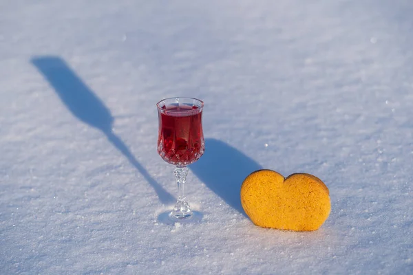 Hausgemachte Tinktur Aus Roter Kirsche Weinkristallglas Und Herzförmigen Weihnachtsplätzchen Auf — Stockfoto