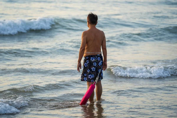 Danang, Vietnam - 20 Haziran 2020: Vietnamca sabah Da nang, Vietnam 'da güneş doğmadan önce deniz kenarında dinlenmek demek.