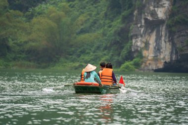 Ninh Binh, Vietnam - Mart 1006, 2020 Trang An Hang Mua, Vietnam 'daki Ngo Dong nehrinde tekne gezisi. Hanoi yakınlarında Kuzey Vietnam 'ın güzel doğası