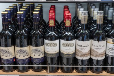 Muscat, Umman - 19 Ocak 2020: Cabernet Sauvignon şarapları Muscat, Umman 'daki gümrüksüz hava alanında bir rafta duruyor.