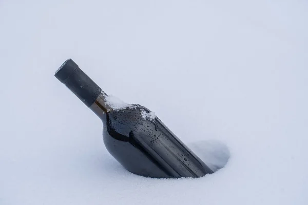 Eine Flasche Rotwein Auf Einem Bett Aus Schnee Und Weißem — Stockfoto