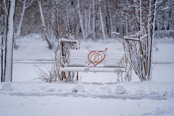 Dekorative Bank Mit Herz Schneebedeckten Winterlichen Stadtpark Bänke Für Verliebte — Stockfoto