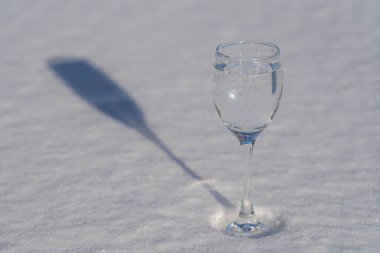Kışın beyaz kar üzerinde bir bardak votka, yakın mesafede, Ukrayna