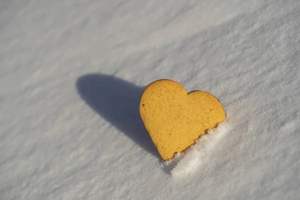 Bolinho Xmas Forma Coração Uma Neve Branca Inverno Close — Fotografia de Stock