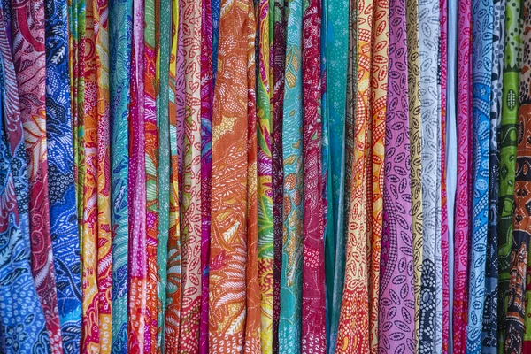 Ubud, Bali, Endonezya, Asya 'daki sokak pazarında satılık renkli bale kumaşı. Sari kumaş arkaplanı, kapat