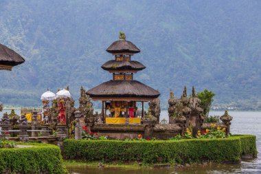 Güzel Pura Ulun Danu Bratan Su Tapınağı Bali, Endonezya, Asya 'da bulutlu havada