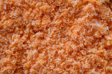 Meyve suyundan sonra doğranmış taze havuçlar, yakın plan, üst manzara. Özgeçmiş ve dokular için rendelenmiş havuç