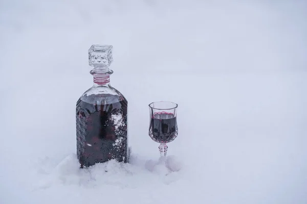 Tintura Caseira Cereja Vermelha Uma Garrafa Vidro Copo Cristal Vinho — Fotografia de Stock