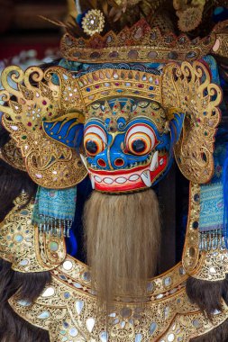 Geleneksel Balili Barong maskesi Ubud, Bali Adası, Endonezya 'da sokak töreninde. Kapat.