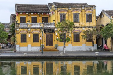 Hoi An, Vietnam - 16 Mart 2020: Eski Hoi An, Vietnam 'da nehir suyu yakınında eski sarı bir ev