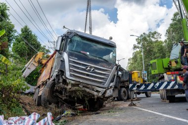 Phu Quoc Adası, Vietnam - 12 Mayıs 2020: Phu Quoc Adası, Vietnam yolundaki kazada büyük bir kamyon hasar gördü