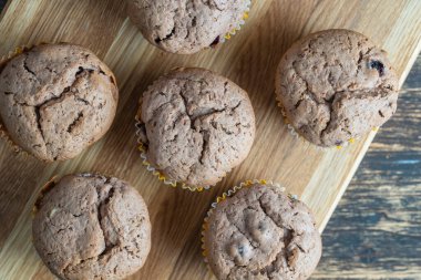 Tahtada altı çikolatalı kek, üst manzara.