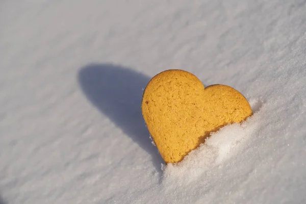 Bolinho Xmas Forma Coração Uma Neve Branca Inverno Close — Fotografia de Stock