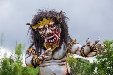 Endonezya 'nın Bali adası Ubud' da Nyepi gününde gerçekleşen Ngrupuk geçidi için inşa edilen el yapımı heykel, etkileyici bir yapı. Sessizlik ile işaretlenmiş bir Hindu bayramı.