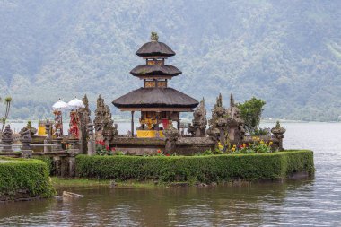 Güzel Pura Ulun Danu Bratan Su Tapınağı Bali, Endonezya, Asya 'da bulutlu havada