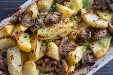 Dijon hardal soslu ve zeytinyağlı mantarlı fırında patates, yakın çekim, üst manzara. Ukrayna