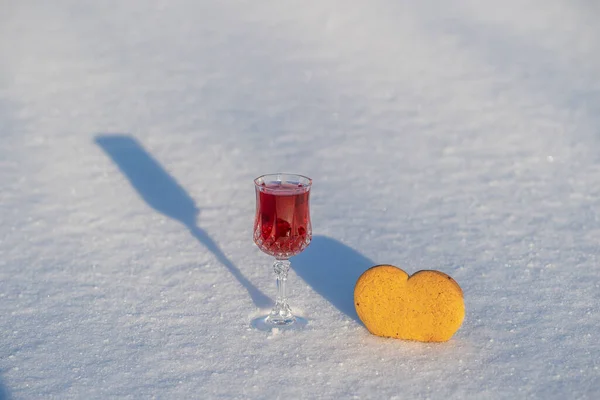 Hausgemachte Tinktur Aus Roter Kirsche Weinkristallglas Und Herzförmigen Weihnachtsplätzchen Auf — Stockfoto