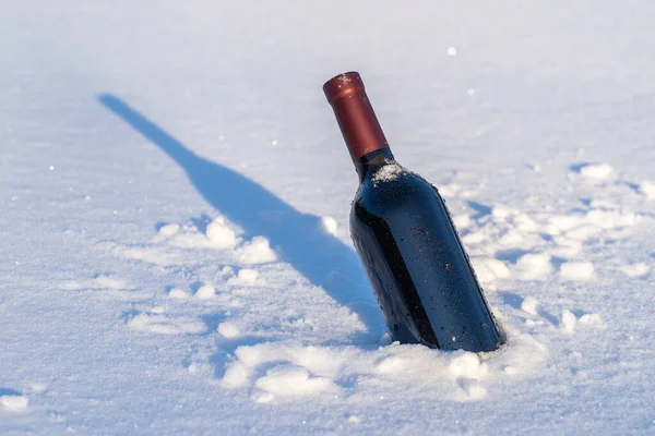 Eine Flasche Rotwein Auf Einem Bett Aus Schnee Und Weißem — Stockfoto