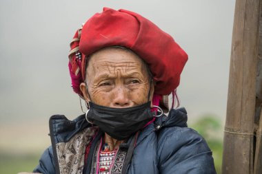 Sapa, Vietnam - Mart 03, 2020: Kızıl Dao azınlık grubundan etnik kadın Ban Ho dağ köyü yakınlarında geleneksel başlık takıyor, Lao Cai, Kuzey Vietnam
