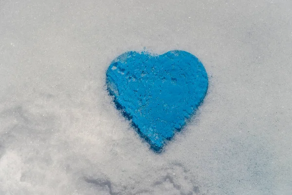 Blaue Herzform Auf Weißem Neuschnee Winter Aus Nächster Nähe Winter — Stockfoto