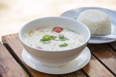 Tayland hindistan cevizi kremalı çorbası ve ahşap masada pirinç, yakın çekim.