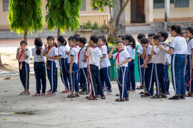 Phu Quoc Adası, Vietnam - 15 Mayıs 2020: Vietnamlı çocuklar Phu Quoc, Vietnam 'daki bir okulun avlusunda mola verdiler.
