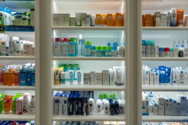 Muscat, Umman - 19 Ocak 2020: Muscat, Umman 'daki gümrüksüz havaalanındaki bir rafta ilaç ve ilaç tabletleri bulunan eczane dolapları